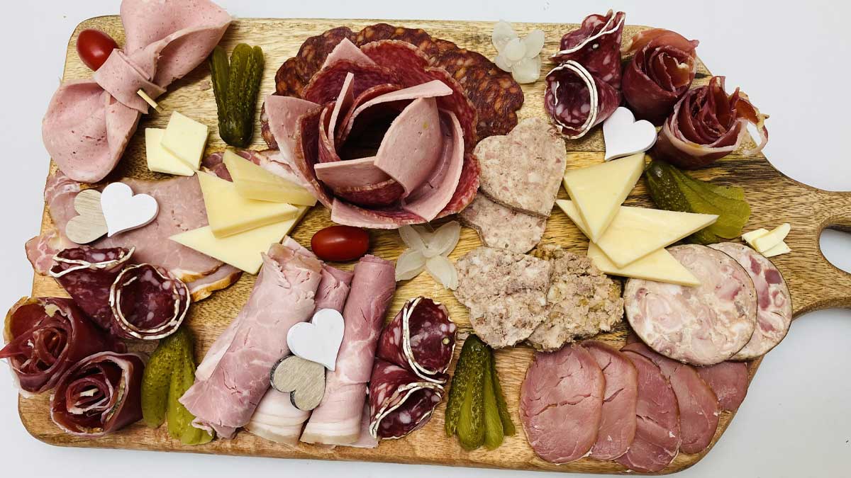 Planche à Partager de la Boucherie DOUCHET, Planche à partager, Boucherie DOUCHET, Noyers-Saint-Martin, charcuterie, plateau artisanal, HORS DU TEMPS SUITES ROMANTIQUES