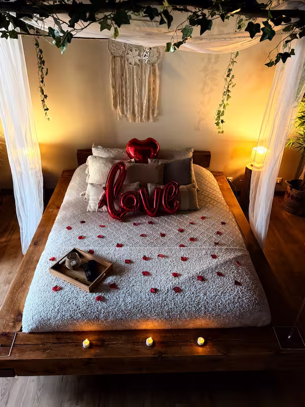 Offrir une Nuit Inoubliable dans une Love Room : La Carte Cadeau qui Transforme vos Rêves en Souvenirs Éternels