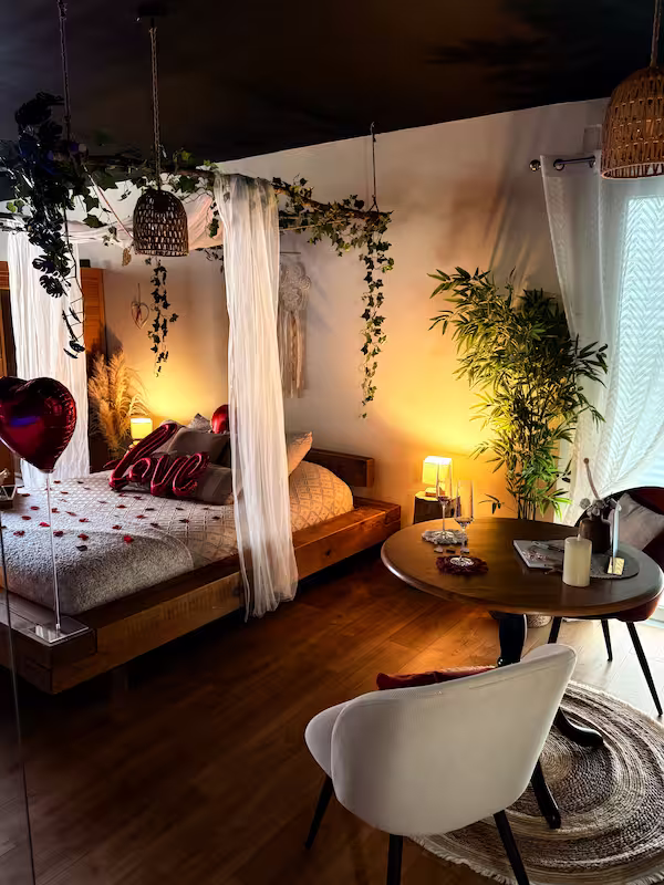 Offrir une Nuit Inoubliable dans une Love Room : La Carte Cadeau qui Transforme vos Rêves en Souvenirs Éternels