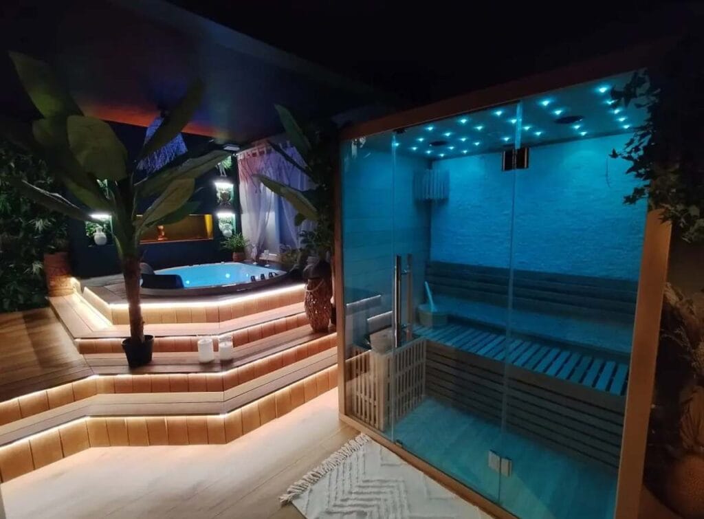 Nuit romantique avec spa privatif, baignoire balnéo et sauna dans une suite élégante pour une parenthèse d'amour et de bien-être.