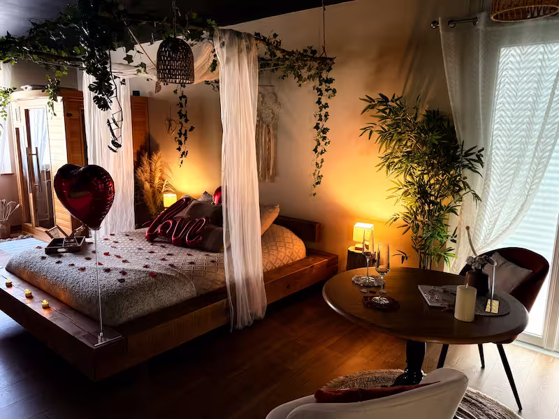 Votre Escapade Romantique près d'Amiens : Là où le Temps s'Arrête pour Laisser Parler l'Amour, Escapade Romantique, parenthèse enchantée, amour, Amiens, jacuzzi privatif