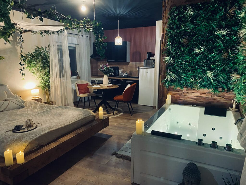 Le Jardin d'Éden : la love room bohème avec jacuzzi et sauna dans l'Oise qui fait rêver les couples