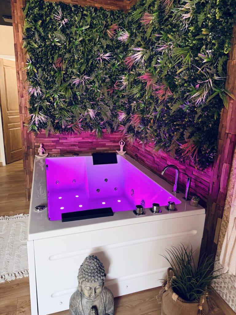 Le Jardin d'Éden : la love room bohème avec jacuzzi et sauna dans l'Oise qui fait rêver les couples