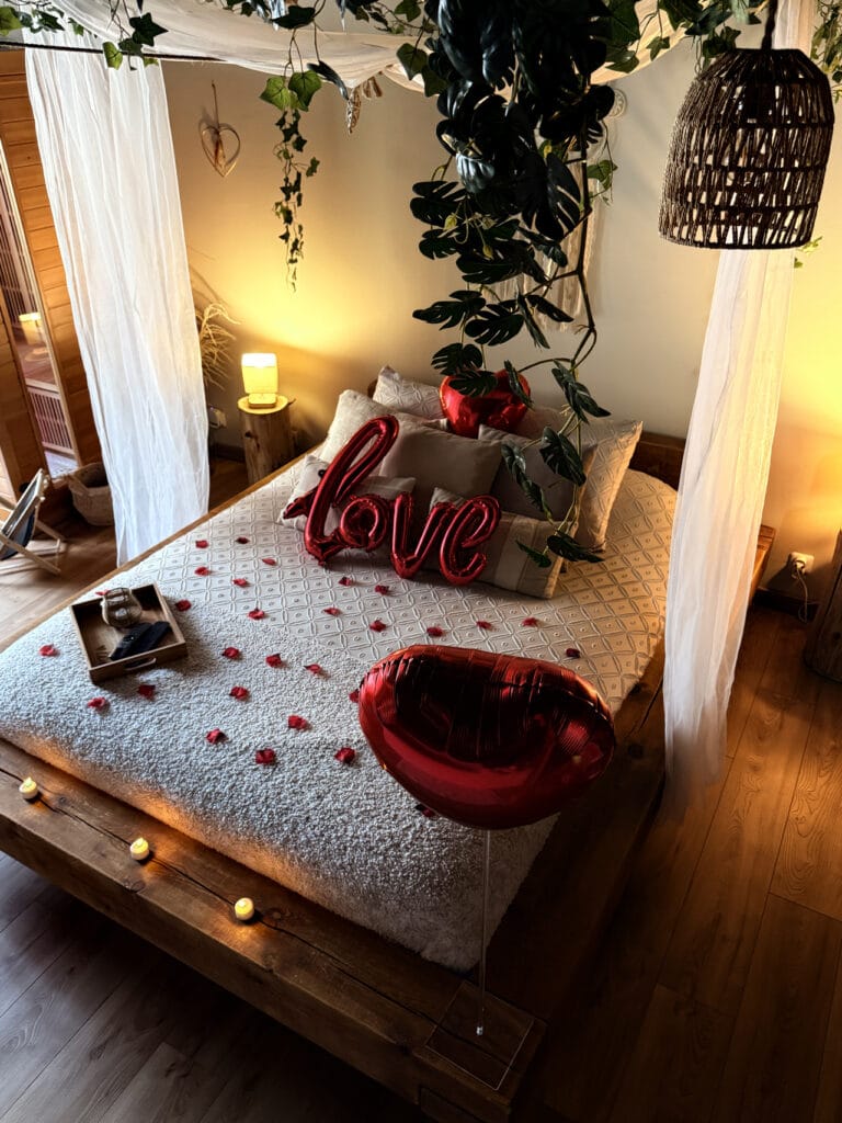 Le Jardin d'Éden : la love room bohème avec jacuzzi et sauna dans l'Oise qui fait rêver les couples