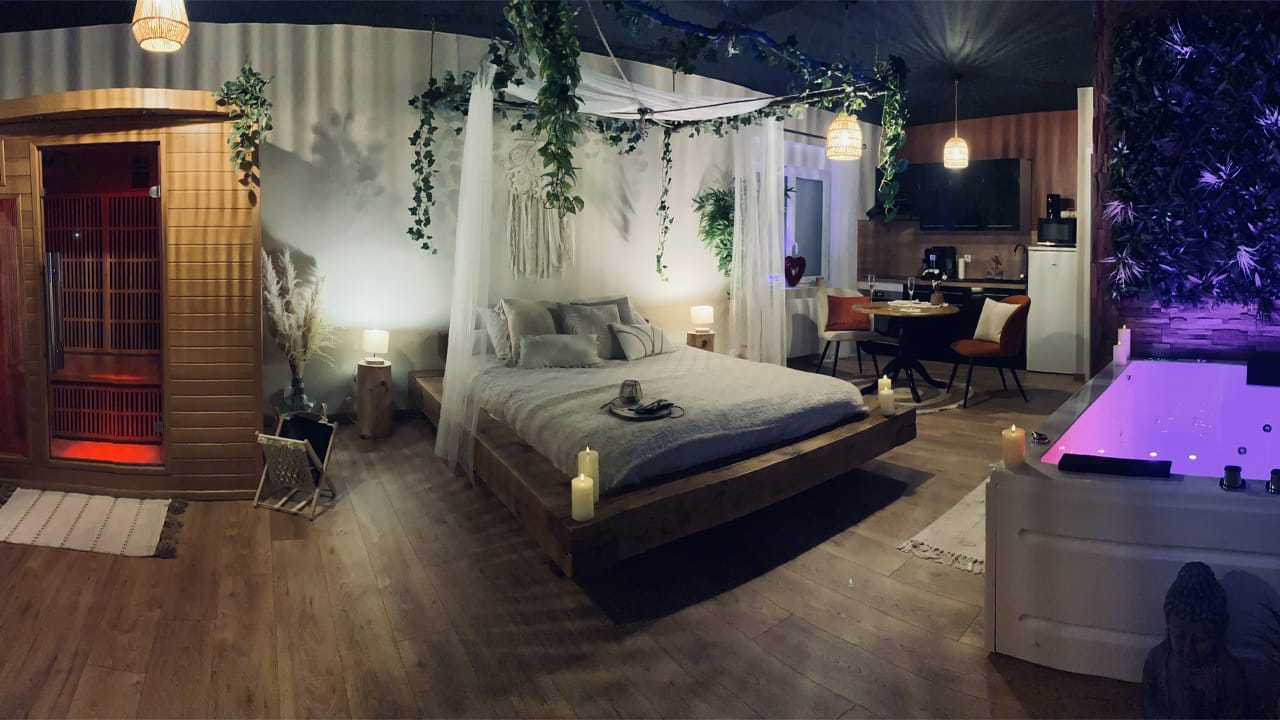 Le Jardin d'Éden : la love room bohème avec jacuzzi et sauna dans l'Oise qui fait rêver les couples
