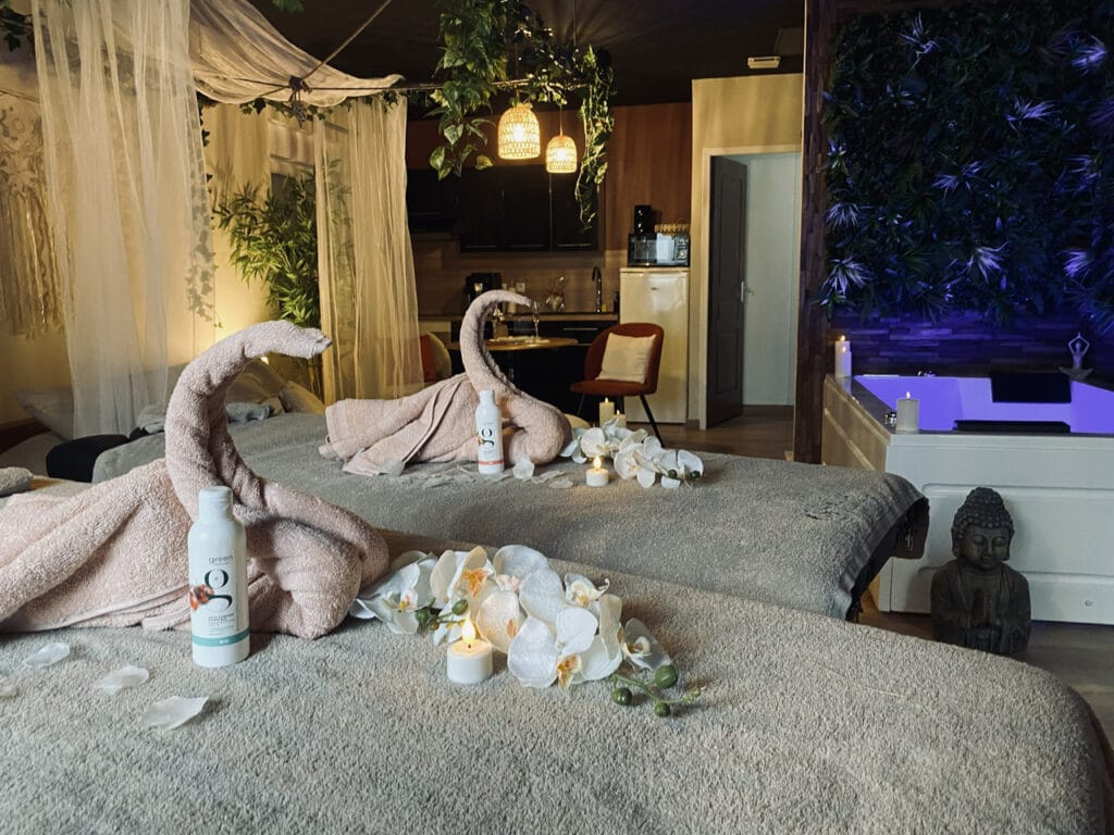 Le Jardin d'Éden : la love room bohème avec jacuzzi et sauna dans l'Oise qui fait rêver les couples